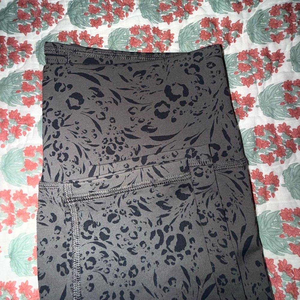 Prana Chakara Dark Iron Leopard Capri Legging M - Picture 5 of 5